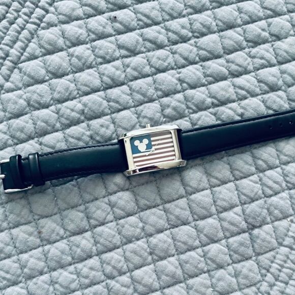 Disney Vintage Mickey Mouse USA Flag Watch - Working! New Battery 12/11/24 EUC - Picture 3 of 7